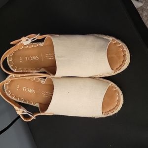 Toms